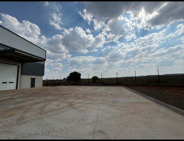 2,050M² WAREHOUSE TO LET IN JET PARK