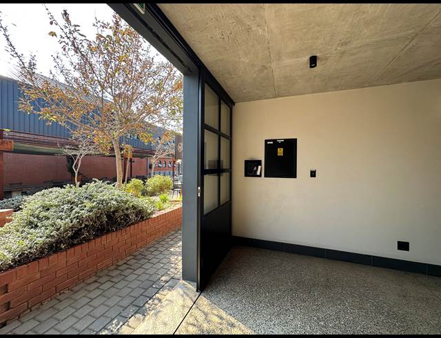 146M² OFFICE TO LET IN ROOIHUISKRAAL NORTH