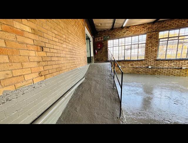 264M² WAREHOUSE TO LET IN FACTORIA