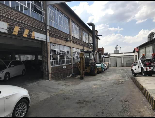 1,448M² WAREHOUSE TO LET IN KEW