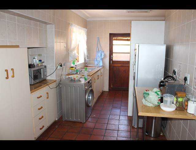 2 bed property to rent in VAN RIEBEECK PARK