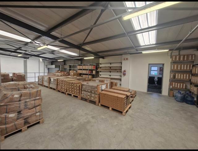 495M² WAREHOUSE TO LET IN STIKLAND INDUSTRIAL