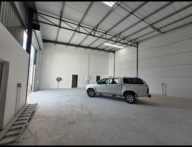 636M² WAREHOUSE TO LET IN FIRGROVE INDUSTRIAL ESTATE