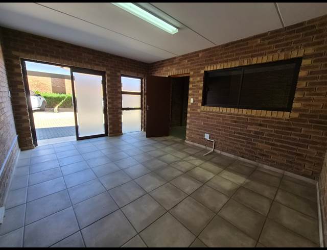 530M² WAREHOUSE TO LET IN POMONA
