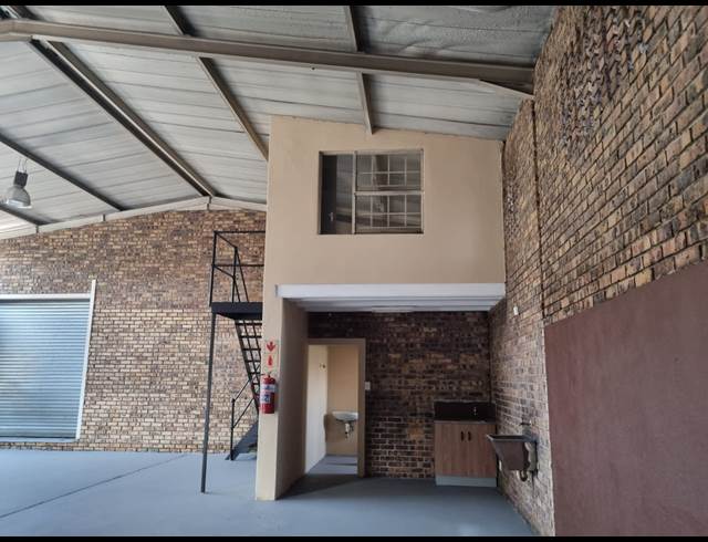 151.30M² WAREHOUSE TO LET IN VINTONIA