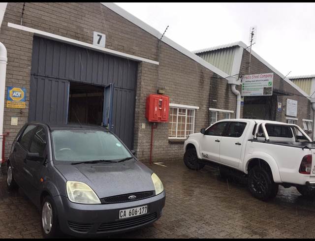 200M² BUILDING TO LET IN RETREAT