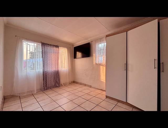 2 BEDROOM HOUSE TO LET IN SONHEUWEL