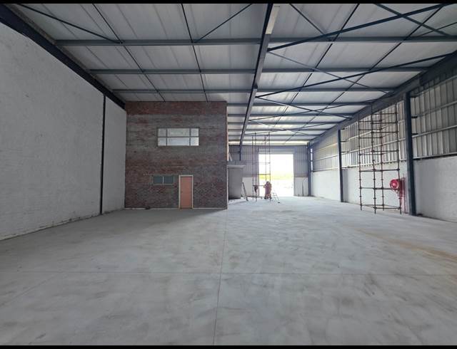 621M² WAREHOUSE TO LET IN FIRGROVE INDUSTRIAL ESTATE