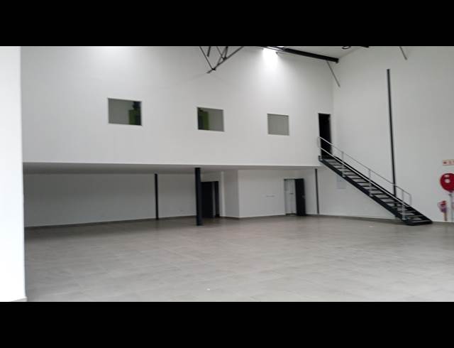 356M² SHOWROOM TO LET IN OLIVEDALE