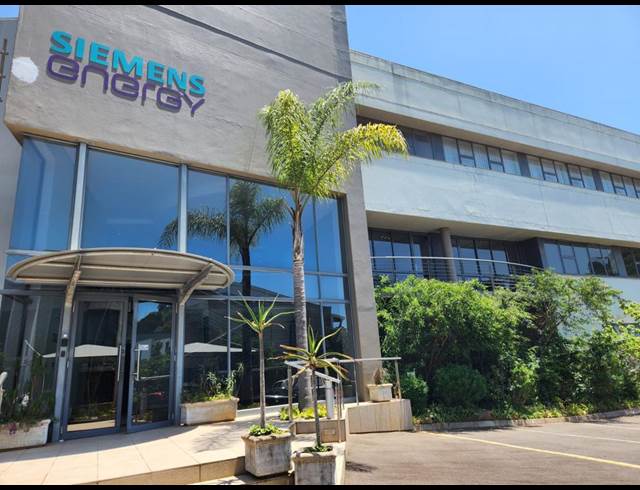 1,135M² WAREHOUSE TO LET IN MAXMEAD