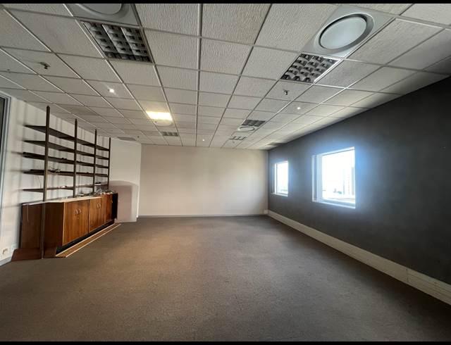 1,073M² OFFICE TO LET IN ROSEBANK