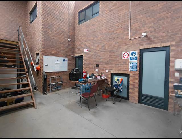 500M² WAREHOUSE TO LET IN POMONA