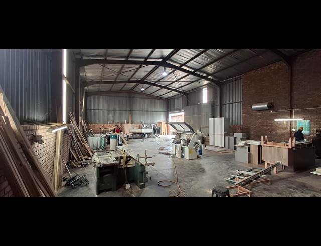 430M² WAREHOUSE TO LET IN APEX