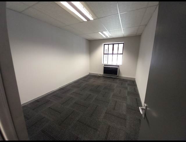 626M² OFFICE TO LET IN BRYANSTON