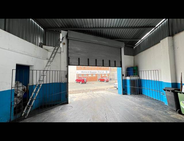 1,660M² WAREHOUSE TO LET IN VILLAGE DEEP