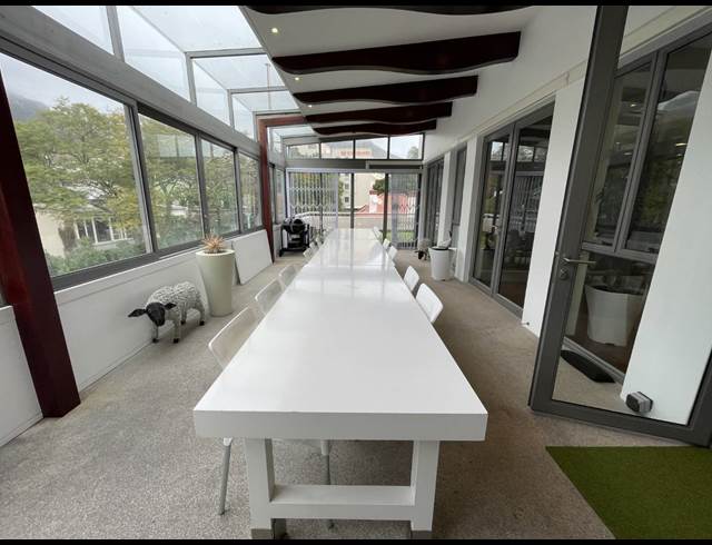 827M² OFFICE TO LET IN GARDENS