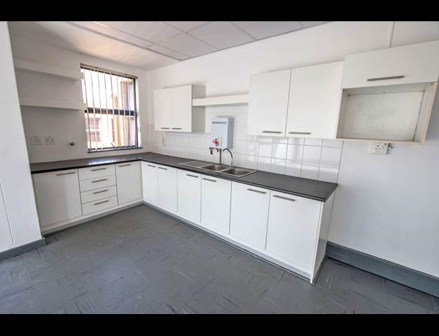 939M² SHOWROOM TO LET IN PAULSHOF