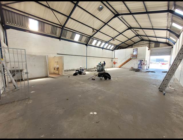 350M² WAREHOUSE TO LET IN STIKLAND INDUSTRIAL