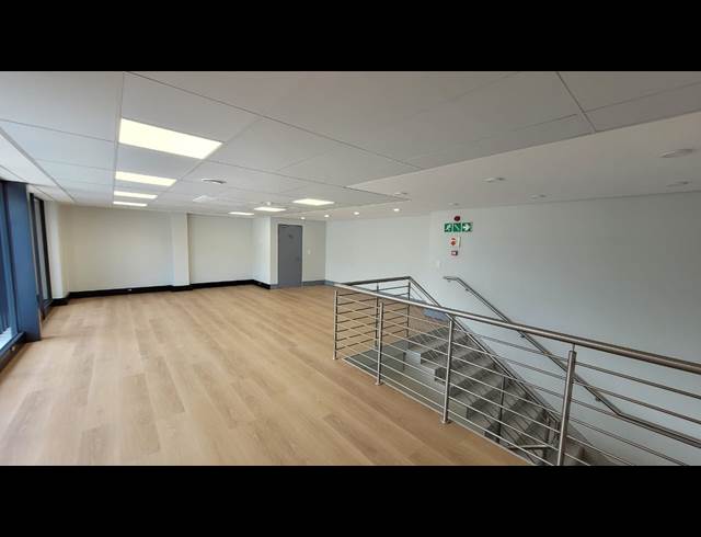 395M² WAREHOUSE TO LET IN STIKLAND INDUSTRIAL