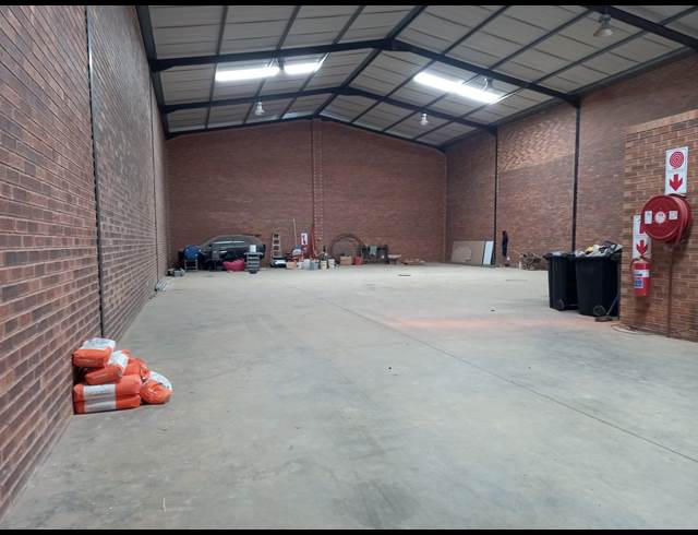 530M² WAREHOUSE TO LET IN POMONA
