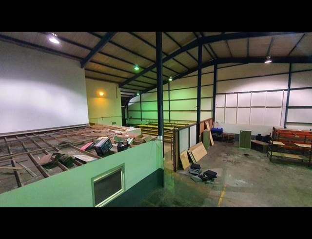 560M² WAREHOUSE TO LET IN JET PARK