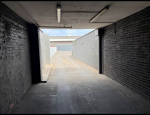 841M² SHOWROOM TO LET IN CONGELLA