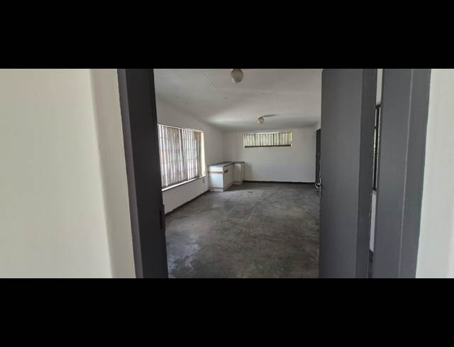 450M² WAREHOUSE TO LET IN ANDERBOLT