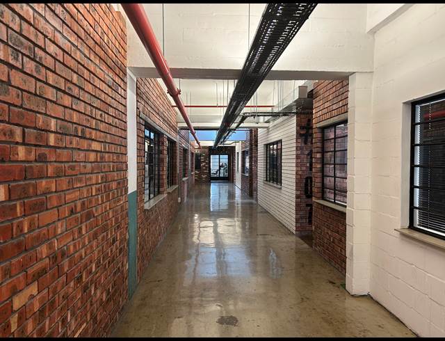 76M² BUILDING TO LET IN WOODSTOCK