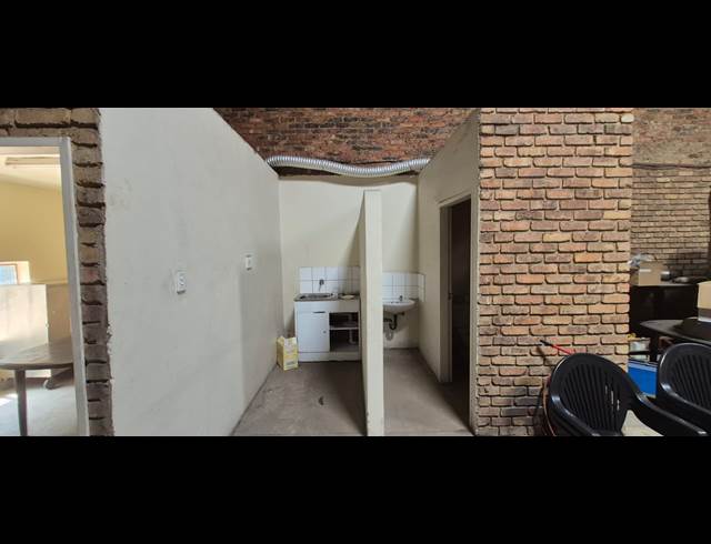 220M² WAREHOUSE TO LET IN ANDERBOLT