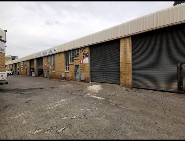 131M² WAREHOUSE TO LET IN JET PARK