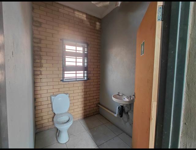 273M² WAREHOUSE TO LET IN CLAYVILLE