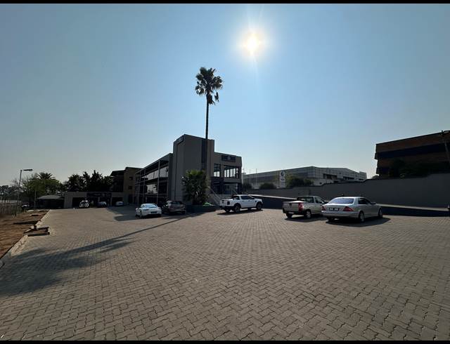 450M² SHOWROOM TO LET IN WYNBERG