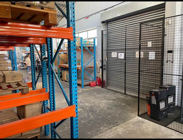 1,216M² WAREHOUSE RENTED IN CLAREMONT
