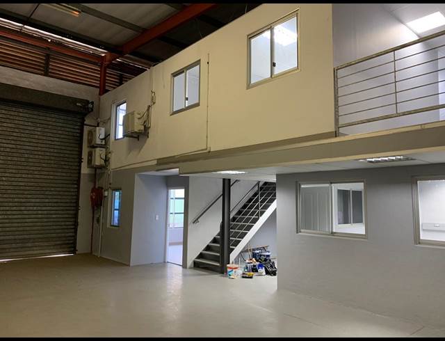 300M² WAREHOUSE TO LET IN RED HILL