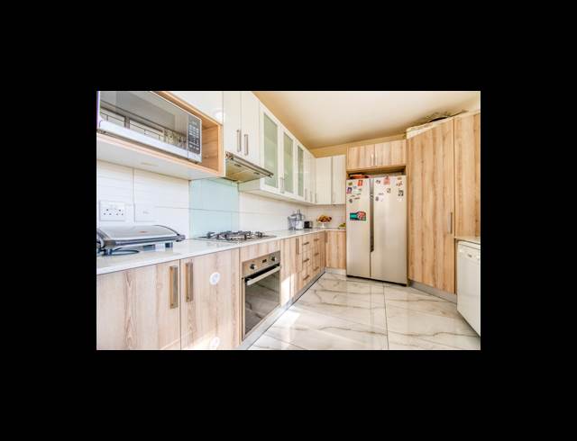 3 BEDROOM APARTMENT TO LET IN SANDTON CENTRAL