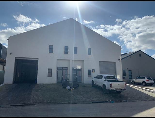 326M² WAREHOUSE TO LET IN PAARL CENTRAL