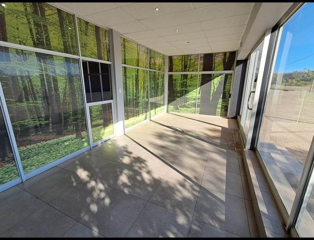 2,248M² SHOWROOM TO LET IN DUNCANVILLE