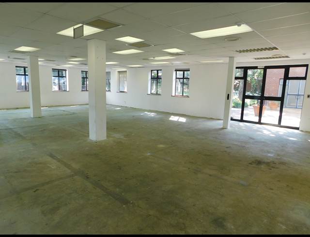 1,850M² OFFICE TO LET IN LYME PARK