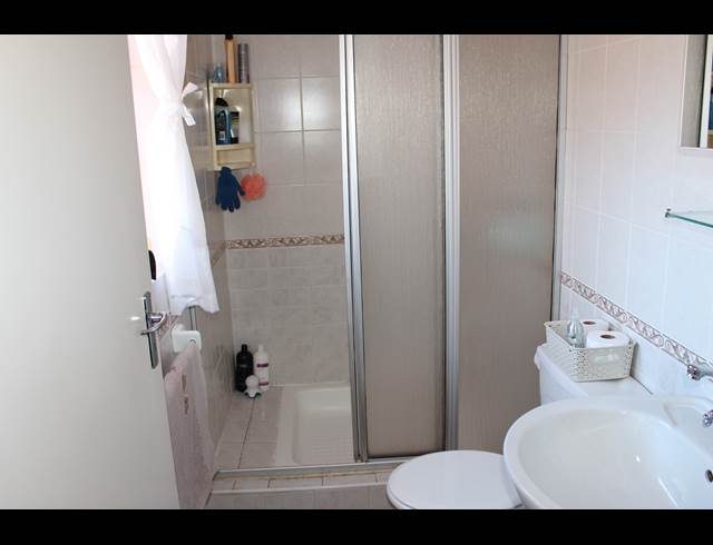 2 bed property to rent in VAN RIEBEECK PARK