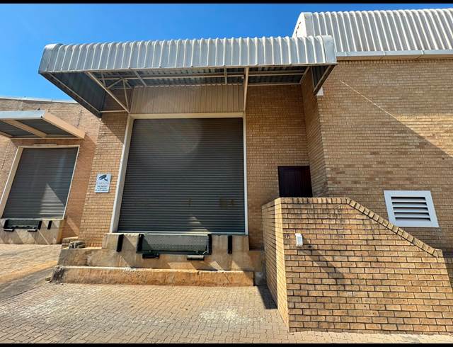 950M² WAREHOUSE TO LET IN CROWN