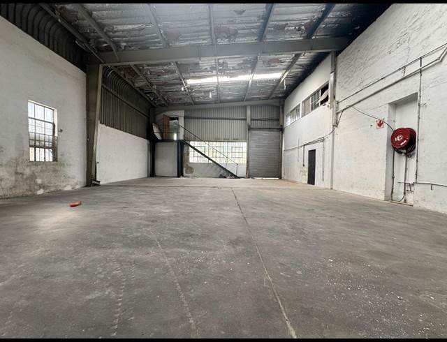 1,200M² WAREHOUSE TO LET IN PHOENIX INDUSTRIAL