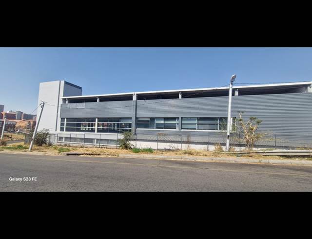 15,000M² WAREHOUSE TO LET IN NEWTOWN