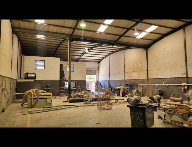 520M² WAREHOUSE TO LET IN BELLVILLE SOUTH
