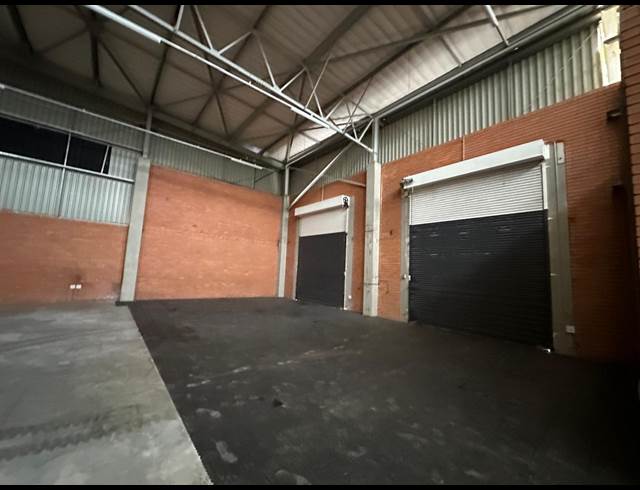 609M² WAREHOUSE TO LET IN LONGLAKE