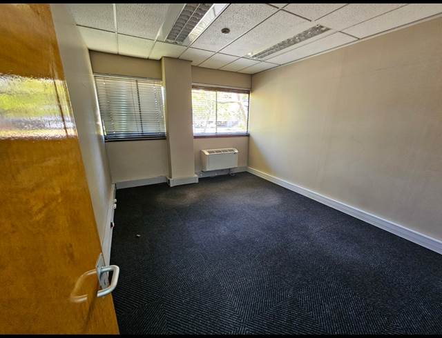 1,036M² OFFICE TO LET IN PINELANDS