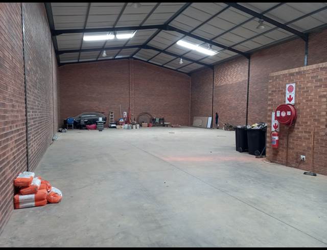 530M² WAREHOUSE TO LET IN POMONA