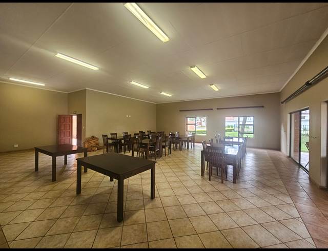 80M² BUSINESS CENTRE TO LET IN SILVER LAKES GOLF ESTATE