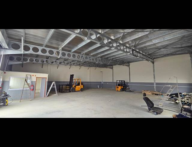 295M² WAREHOUSE TO LET IN WELLINGTON CENTRAL