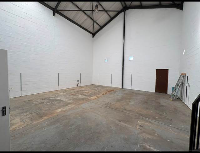200M² WAREHOUSE TO LET IN STRAND INDUSTRIA