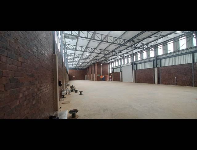 902M² WAREHOUSE TO LET IN LASER PARK